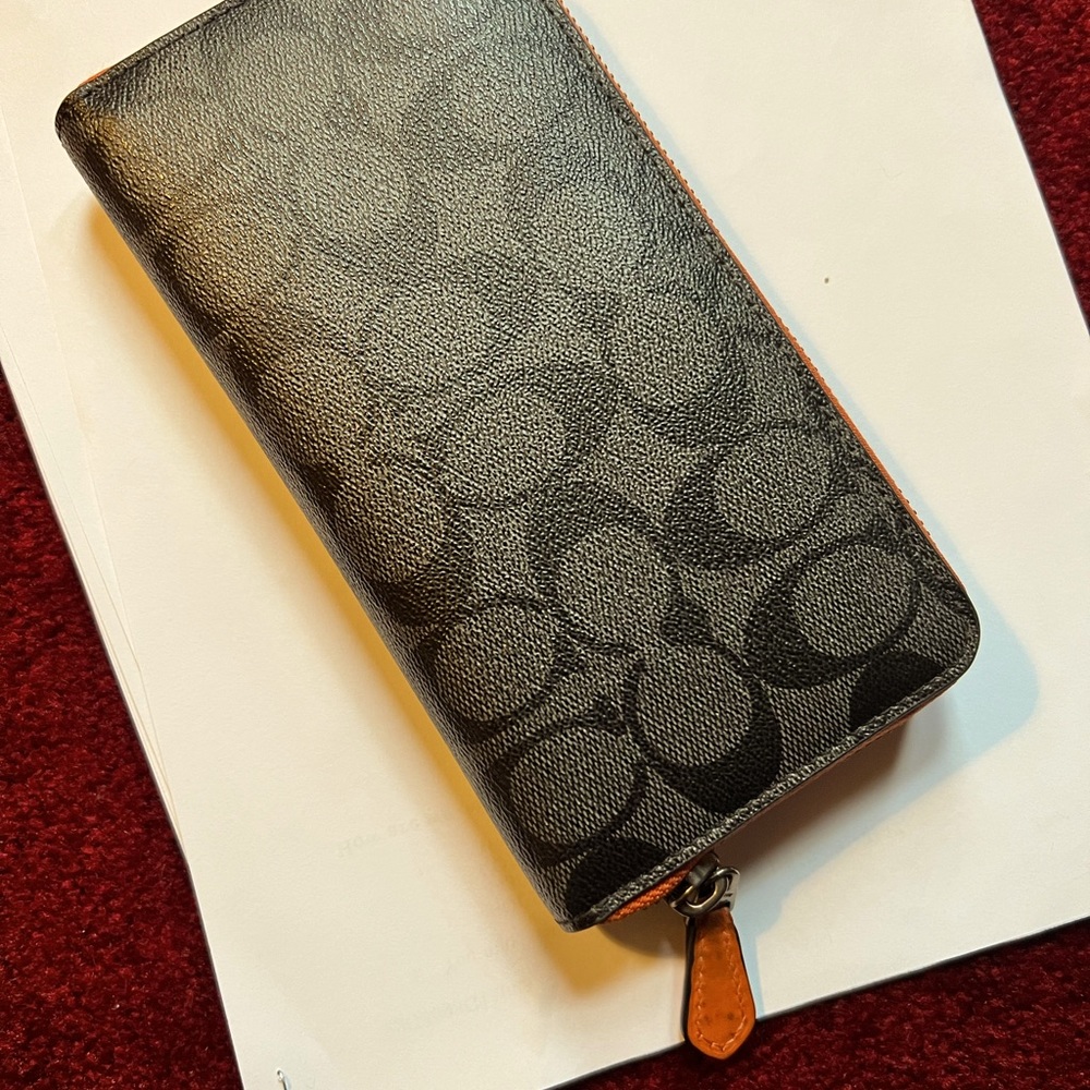 NWOT Beautiful coach women/ men's wallet. Gray/Blk/ Orange